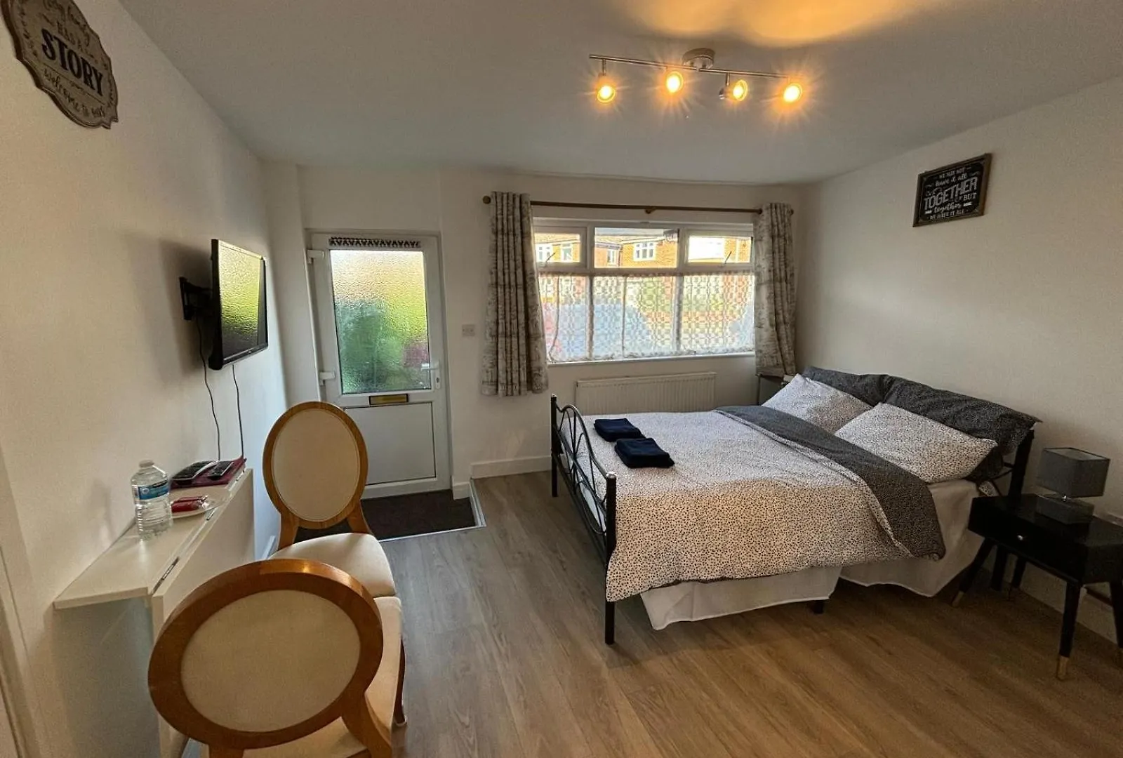 דירה יורק Modern & Cozy Gem - 10Min To City Center - Parking